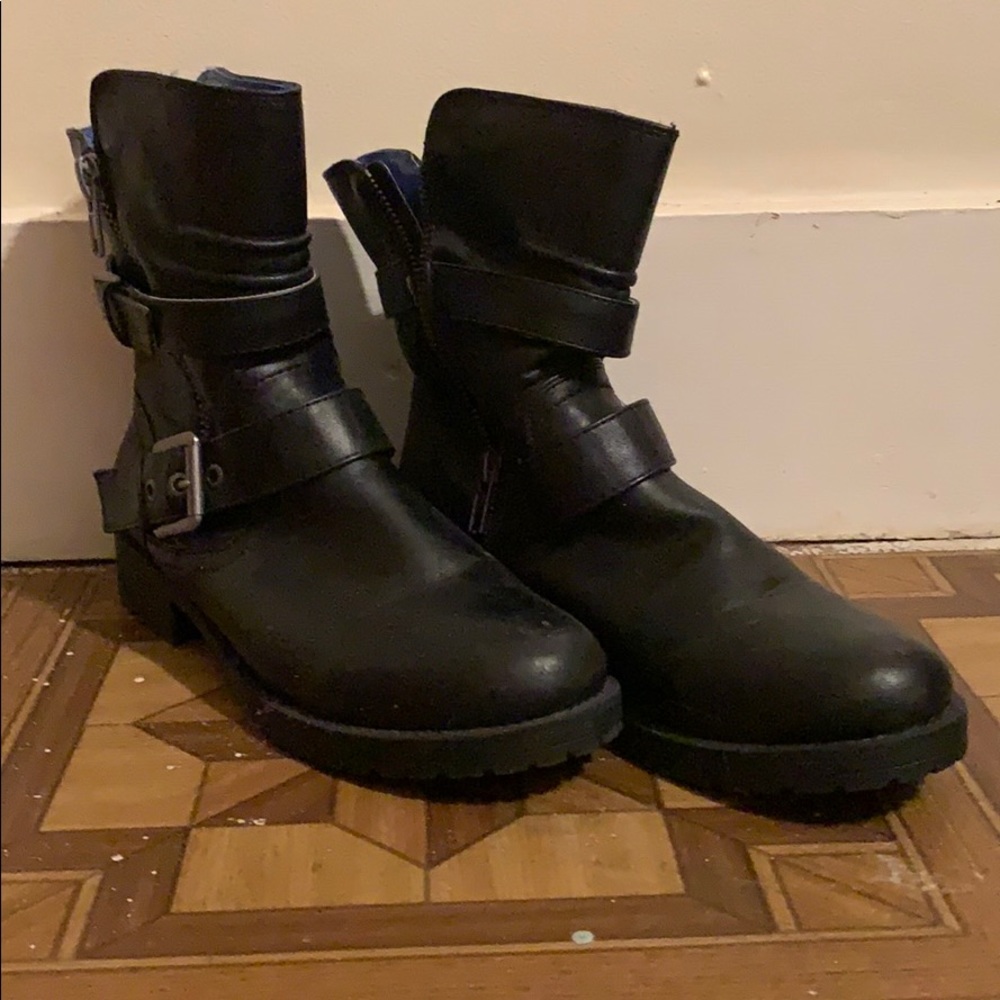 Size 8 women’s biker boots!